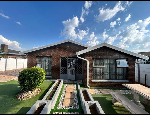 4 BEDROOM HOUSE FOR SALE IN CROWN GARDENS